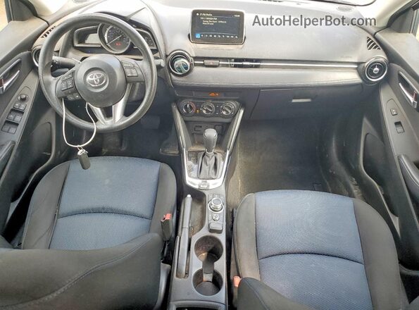 3MYDLBYV8JY321006 2018 TOYOTA YARIS White Widok deski rozdzielczej