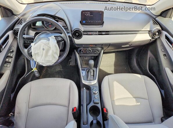 3MYDLBYV8KY522776 2019 TOYOTA YARIS Black Вид панелі приладів