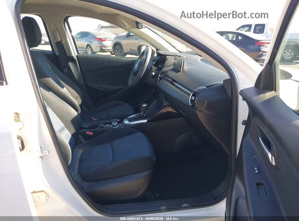 3MYDLBYV9HY163883 2017 TOYOTA YARIS IA White Widok wnętrza z przodu