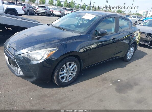 3MYDLBYV9JY307115 2018 TOYOTA YARIS IA Черный Передняя левая четверть