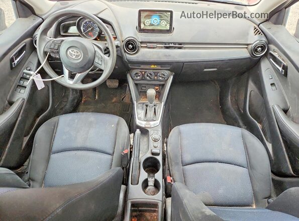 3MYDLBYVXHY149328 2017 TOYOTA YARIS Red Widok deski rozdzielczej