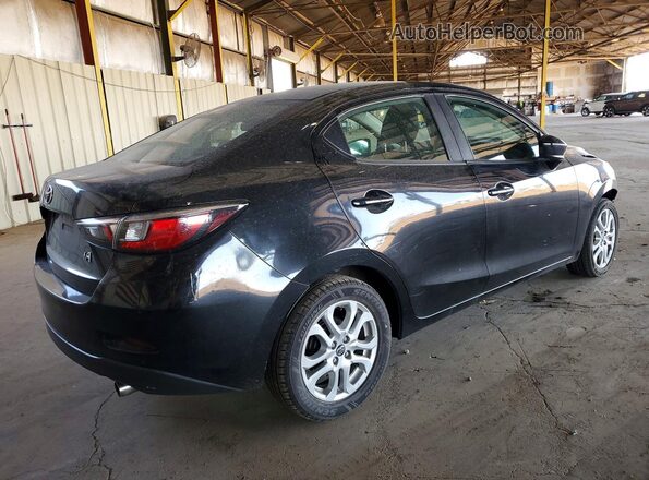 3MYDLBYVXHY174889 2017 TOYOTA YARIS Черный Задняя правая четверть