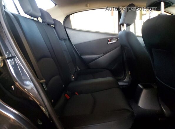 3MYDLBYVXHY174889 2017 TOYOTA YARIS Черный Вид задних сидений