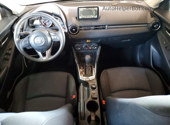 3MYDLBYVXHY174889 2017 TOYOTA YARIS Черный Вид панели приборов