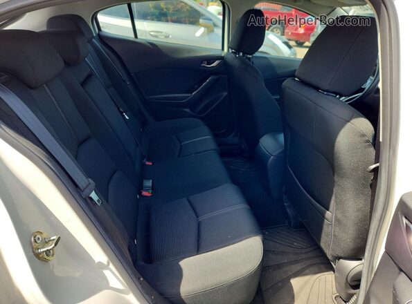 3MZBN1L76JM219257 2018 MAZDA 3 White Widok wnętrza z tyłu