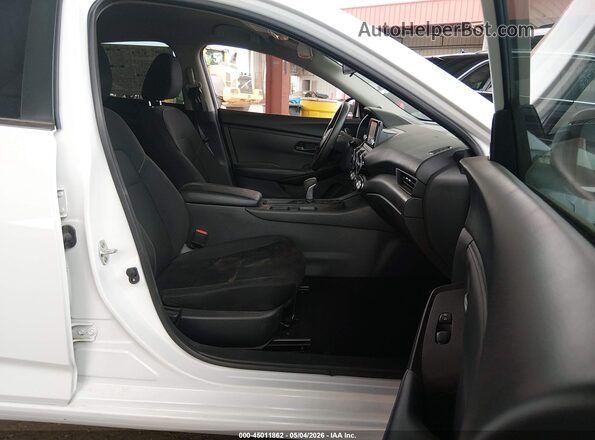 3N1AB8BV6RY377654 2024 NISSAN SENTRA Белый Вид салона спереди