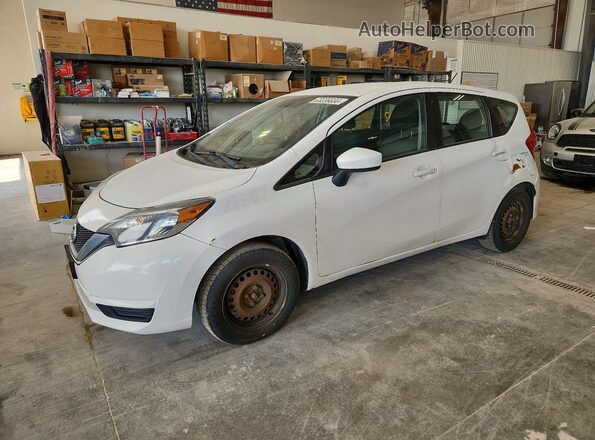 3N1CE2CP1JL364597 2018 NISSAN VERSA Белый Передняя левая четверть