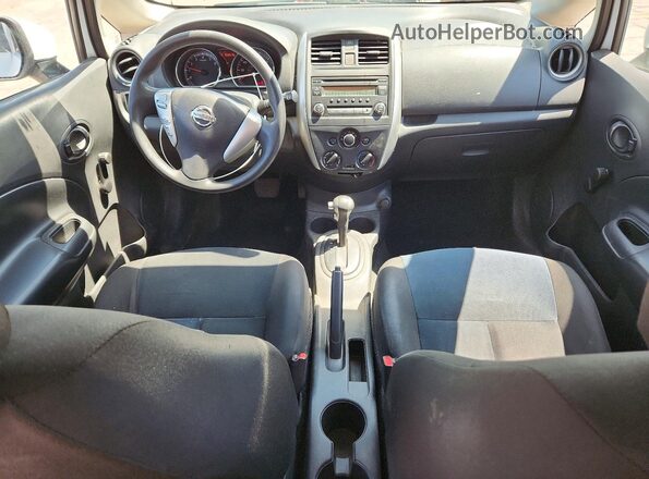 3N1CE2CP7JL353927 2018 NISSAN VERSA Белый Вид панели приборов