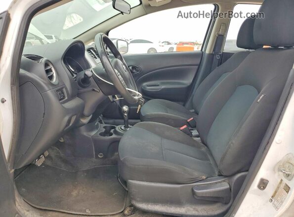 3N1CE2CP8HL355082 2017 NISSAN VERSA Белый Вид салона спереди