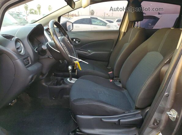 3N1CE2CP8JL368100 2018 NISSAN VERSA Серый Вид салона спереди