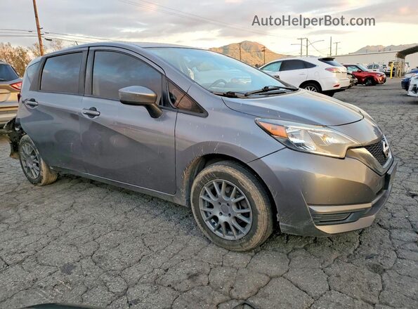 3N1CE2CP8JL368100 2018 NISSAN VERSA Серый Передняя правая четверть
