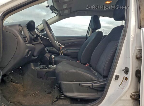 3N1CN7AP2HL830984 2017 NISSAN VERSA Белый Вид салона спереди