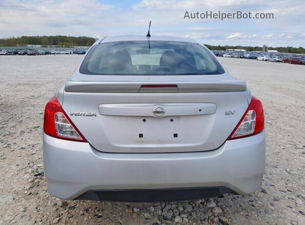 3N1CN7AP3JL831566 2018 NISSAN VERSA Silver Widok z tyłu