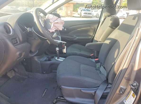 3N1CN7AP6GL817119 2016 NISSAN VERSA Серый Вид салона спереди
