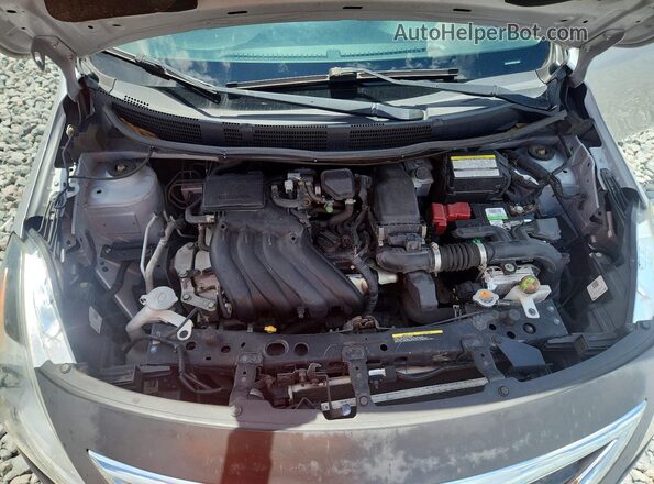 3N1CN7AP6JL813126 2018 NISSAN VERSA Серебряный Вид задней части салона