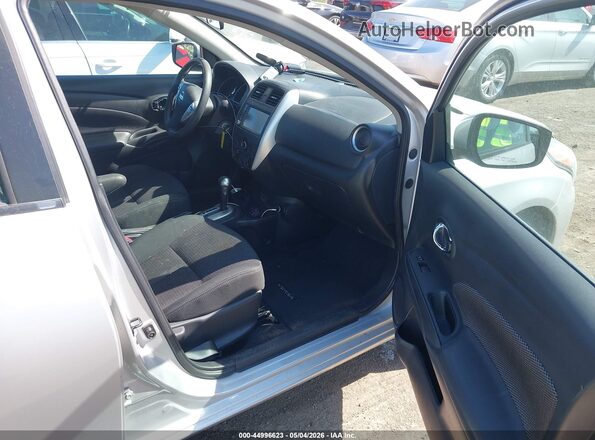 3N1CN7AP6KL843339 2019 NISSAN VERSA Серебряный Вид салона спереди