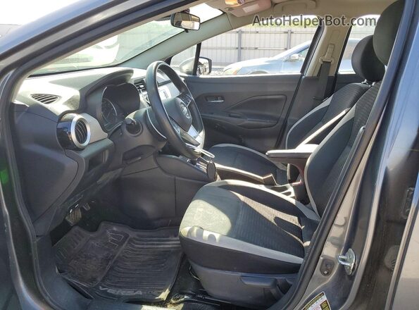 3N1CN8EV2LL804540 2020 NISSAN VERSA Серебряный Вид салона спереди
