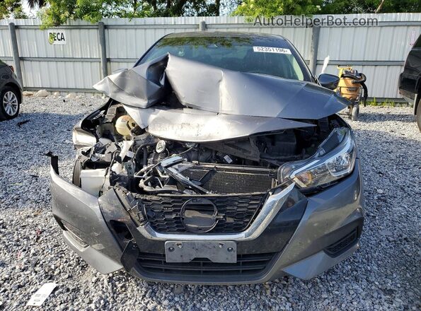 3N1CN8EV2ML895598 2021 NISSAN VERSA Gray Widok z przodu