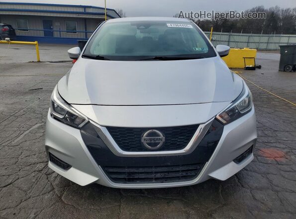 3N1CN8EV3ML889096 2021 NISSAN VERSA Silver Widok z przodu