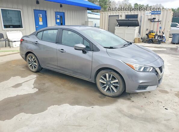 3N1CN8EV5ML857072 2021 NISSAN VERSA Серебряный Передняя правая четверть