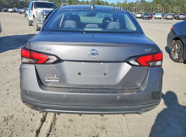 3N1CN8EV5ML857072 2021 NISSAN VERSA Серебряный Вид сзади