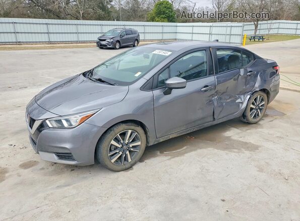 3N1CN8EV5ML857072 2021 NISSAN VERSA Серебряный Передняя левая четверть