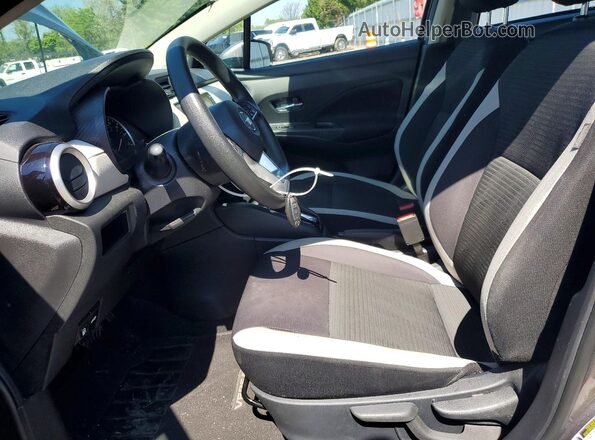 3N1CN8EV7ML827409 2021 NISSAN VERSA Серый Вид салона спереди