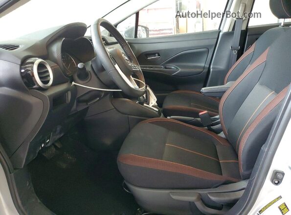 3N1CN8FV2LL910663 2020 NISSAN VERSA Серебряный Вид салона спереди