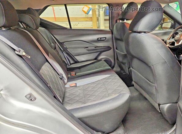 3N1CP5CU2JL519529 2018 NISSAN KICKS Silver Widok tylnych siedzeń