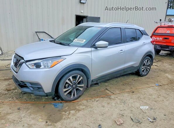 3N1CP5CU2JL520793 2018 NISSAN KICKS Серебряный Передняя левая четверть