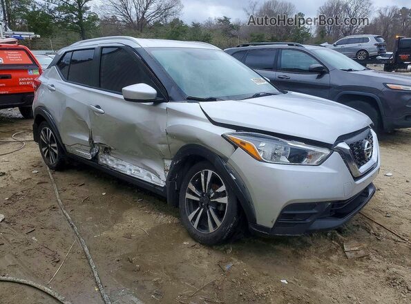 3N1CP5CU2JL520793 2018 NISSAN KICKS Серебряный Передняя правая четверть