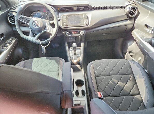 3N1CP5CU2JL520793 2018 NISSAN KICKS Серебряный Вид панели приборов