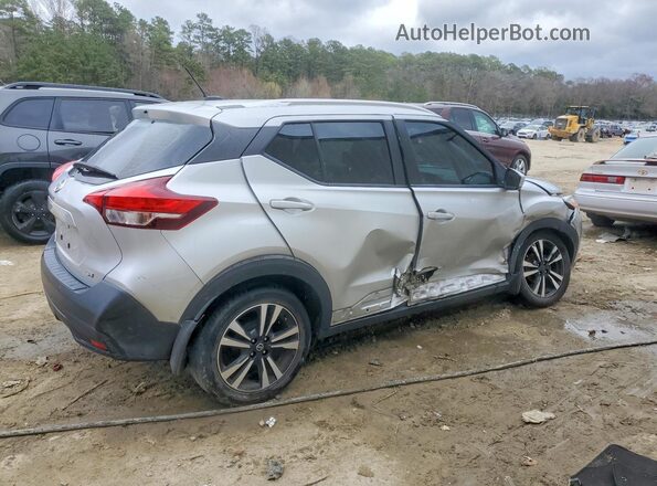 3N1CP5CU2JL520793 2018 NISSAN KICKS Серебряный Задняя правая четверть
