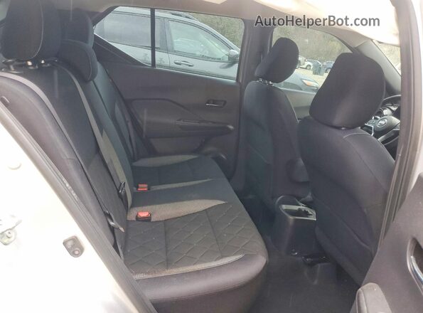 3N1CP5CU2JL520793 2018 NISSAN KICKS Серебряный Вид задних сидений
