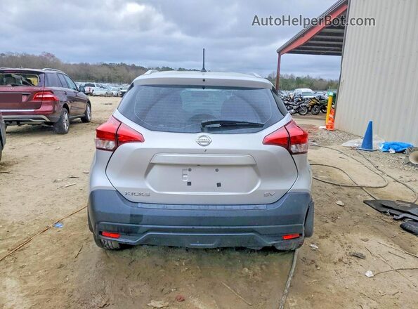 3N1CP5CU2JL520793 2018 NISSAN KICKS Серебряный Вид сзади
