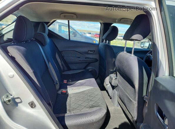 3N1CP5CU2JL522334 2018 NISSAN KICKS Silver Widok tylnych siedzeń
