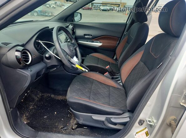 3N1CP5CU6KL527909 2019 NISSAN KICKS Серебряный Вид салона спереди