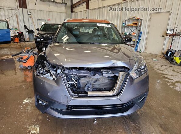3N1CP5CU7JL526489 2018 NISSAN KICKS Gray Widok z przodu