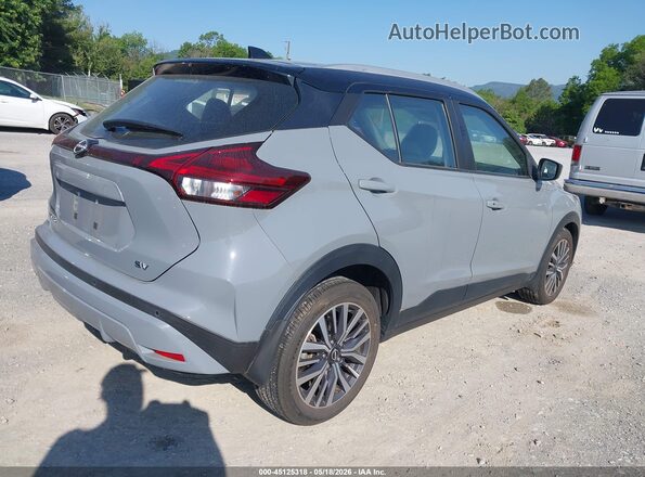 3N1CP5CV3PL498420 2023 NISSAN KICKS Gray Trasero derecho