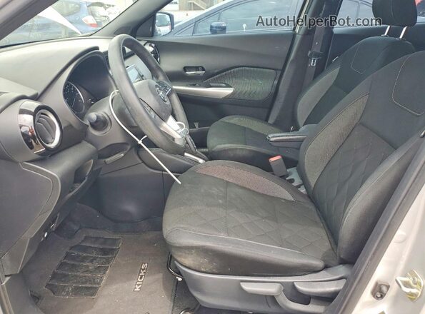3N1CP5CV7LL555762 2020 NISSAN KICKS Silver Вид салону спереду