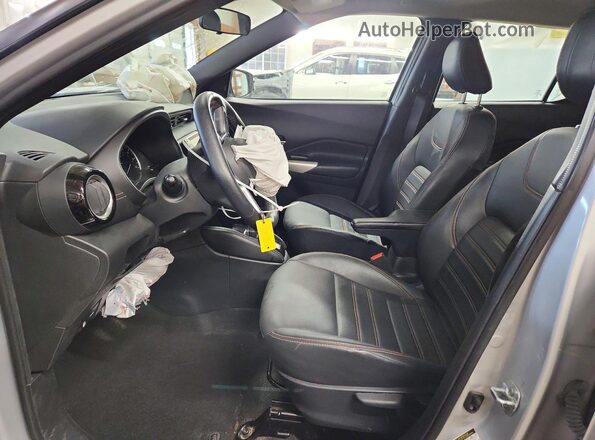 3N1CP5DV1LL563693 2020 NISSAN KICKS Серебряный Вид салона спереди