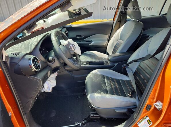 3N1CP5DV9PL497531 2023 NISSAN KICKS Оранжевый Вид салона спереди