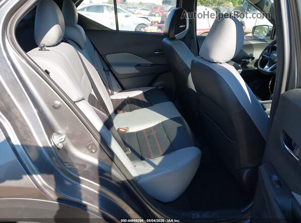 3N1CP5DVXRL533049 2024 NISSAN KICKS Gray Widok naklejki z numerem VIN
