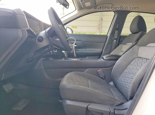 3N8AP6CA1SL385389 2025 NISSAN KICKS White წინა სალონის ხედი