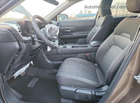 3N8AP6CA1SL439581 2025 NISSAN KICKS Brown Вид салону спереду