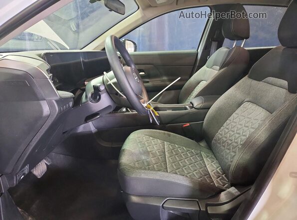 3N8AP6CB5TL372350 2026 NISSAN KICKS White Widok wnętrza z przodu