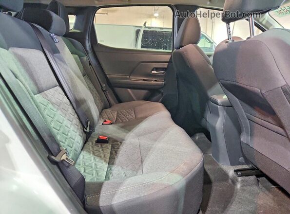 3N8AP6CB5TL372350 2026 NISSAN KICKS White Widok wnętrza z tyłu