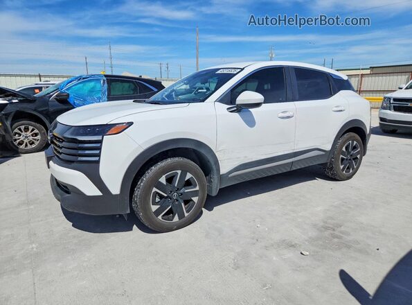 3N8AP6CB8SL405291 2025 NISSAN KICKS White წინა მარცხენა ხედი სამი მეოთხედიდან