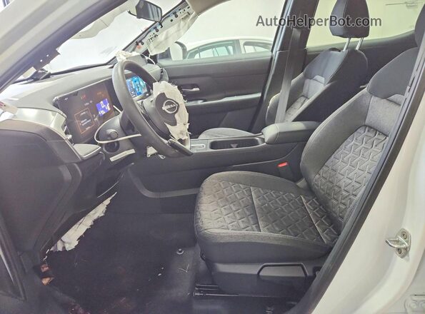 3N8AP6CBXTL389516 2026 NISSAN KICKS Белый Вид салона спереди