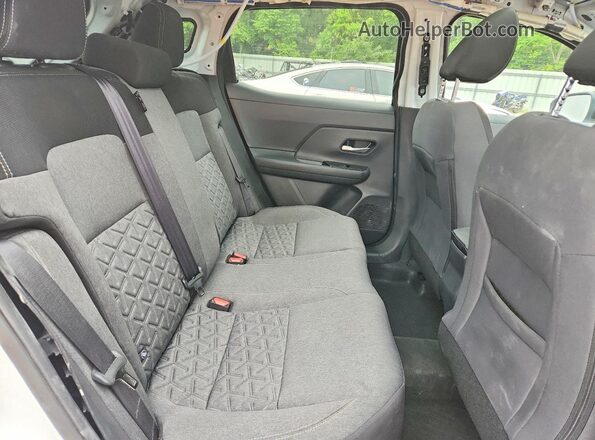 3N8AP6CE2TL350851 2026 NISSAN KICKS White Widok wnętrza z tyłu
